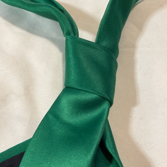 Green tie 💚 - Picture 2 of 4